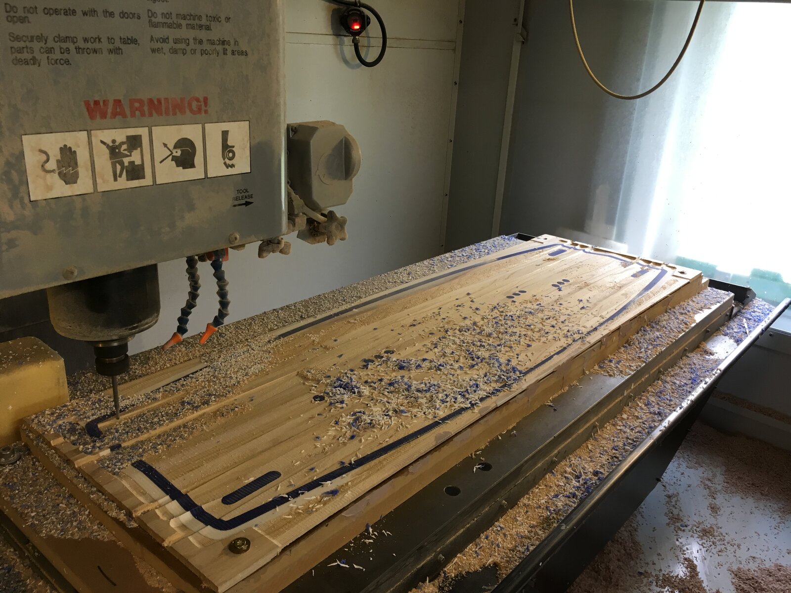 CNC-Fräsen eines Holzrohlings in der Maschine