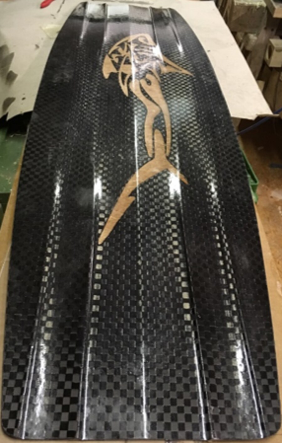 Carbon-Kiteboard mit Tribal-Motiv, Faserverbund-Laminat