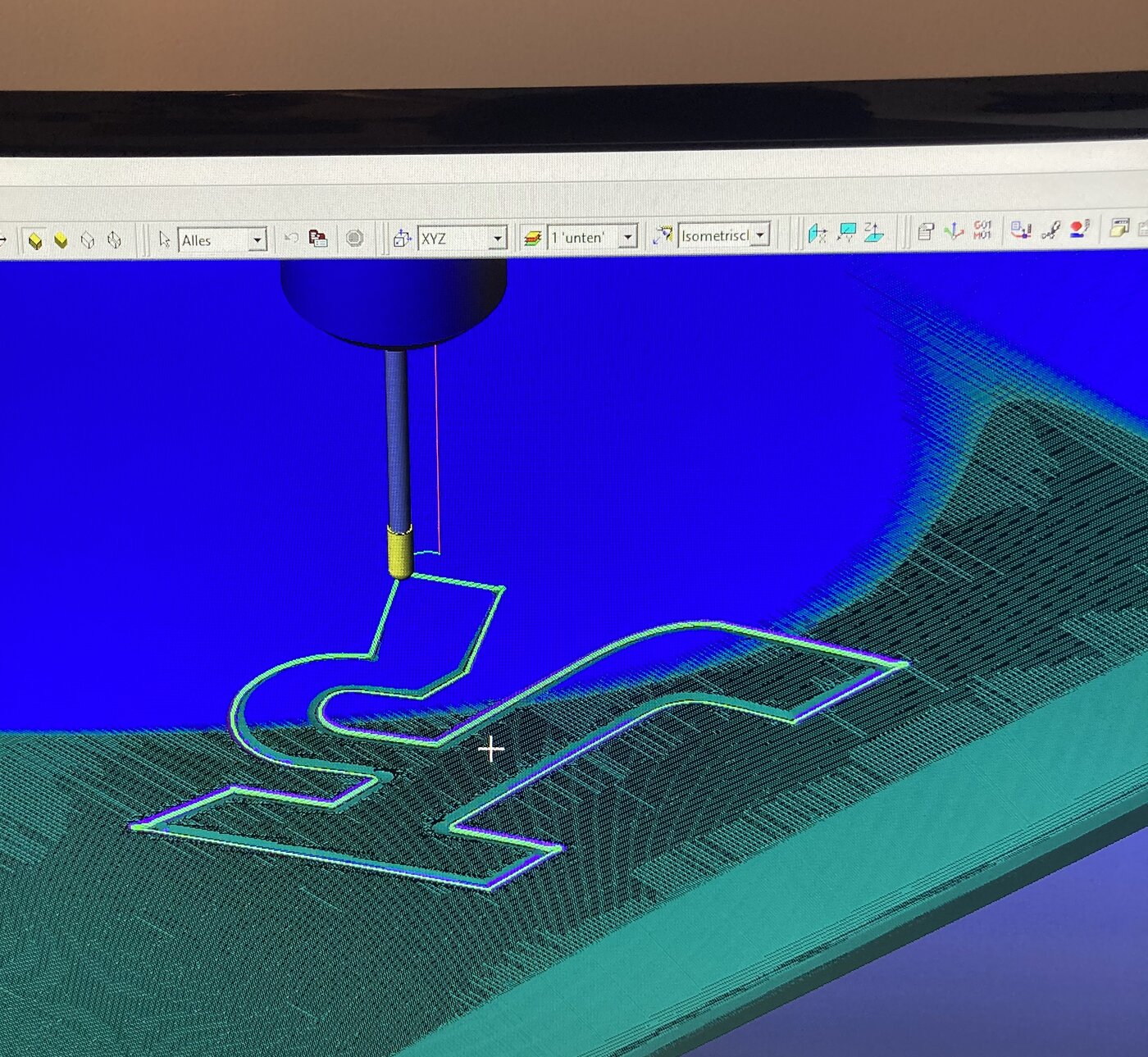 CAM-Simulation und Fräser bei der Bearbeitung